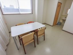 シンプルな居室の様子