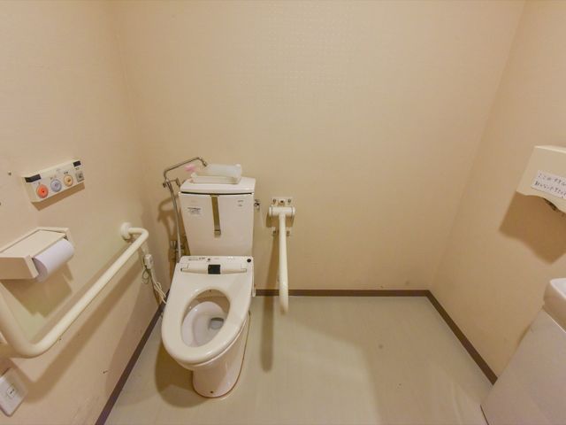 バリアフリートイレ設備 トイレ 手すり付きで安全に配慮された清潔なトイレ空間です。利用者様の快適な日常生活をサポートするための設備が整っていて、働く環境も充実しています。