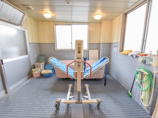 ケア施設の浴室設備 浴室 安全で快適な介助が行えるよう設計された浴室です。清潔感のある明るい空間が保たれています。