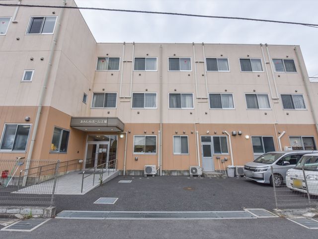 桃色のエントランス外観 外観 開放的なエントランスが迎える、静かな外観の建物です。駐車スペースも完備しており、訪れやすい環境が整っています。