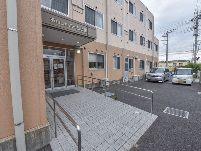 手すり付き入口エントランス 外観 バリアフリー設計の入口は、すべての方が安心してご利用いただけるようになっています。手すりが設置され、アクセスも安全です。