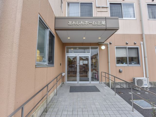 アクセスしやすいエントランス 玄関 バリアフリー設計のエントランスが迎え入れてくれます。手すり付きのスロープも完備しており、快適な出入りをサポートします。