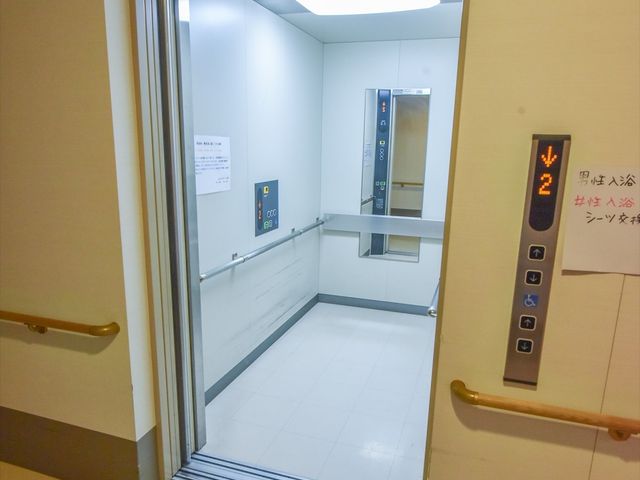 バリアフリーエレベーター入口 エレベーター 手すり付きで安心のエレベーター入口です。利用者の移動を円滑にサポートします。