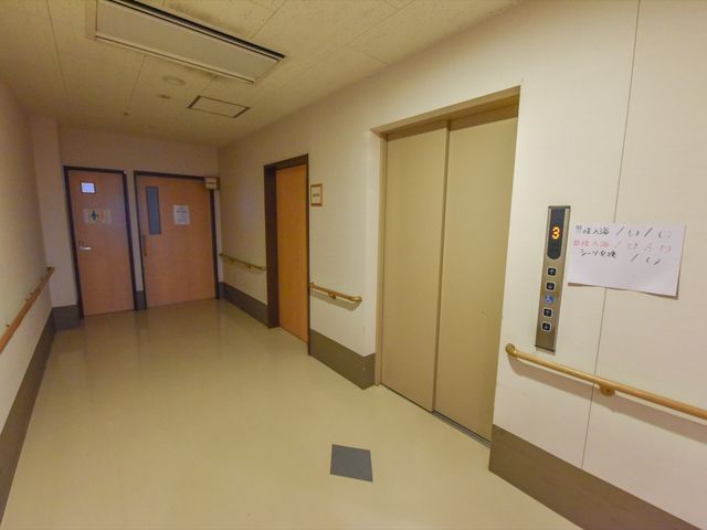 清潔感ある廊下の角 エレベーター 手すりが配備された安全配慮のある廊下角です。ゆとりを持って行き交うことができ、働く上で利便性も考慮されています。