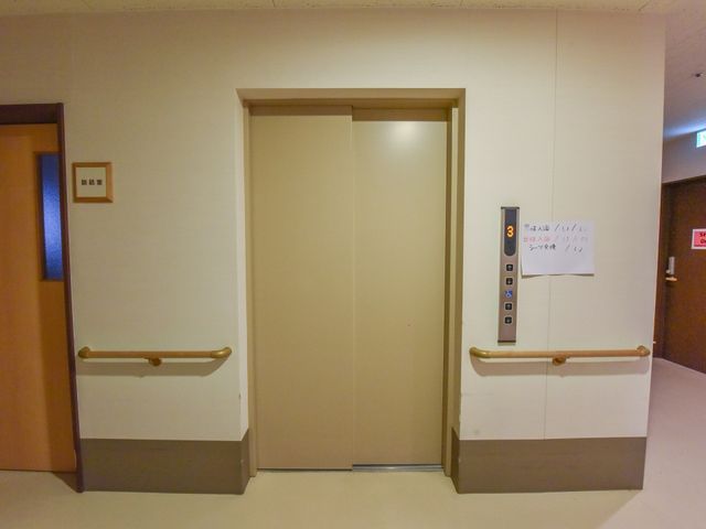 バリアフリー対応のエレベーター エレベーター 手すり付きで広々としたエレベーターは、日々の移動をサポートし、ご利用者様の快適な生活に貢献します。