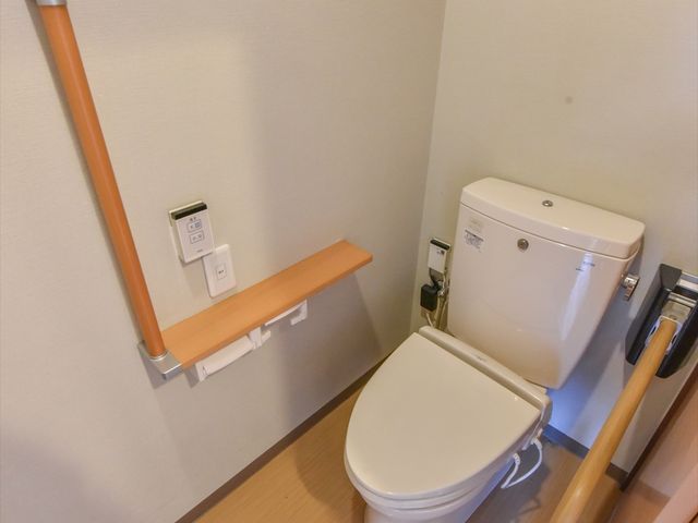 バリアフリー設計されたトイレ トイレ 手すり付きの清潔なトイレスペースは、自立支援を考慮した設計で安心してお使いいただけます。