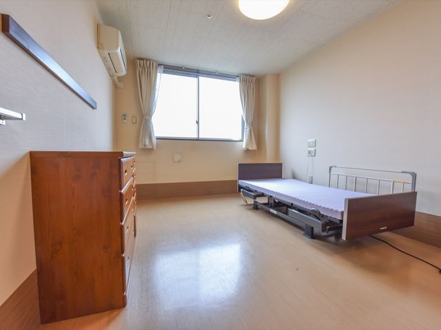 明るい居室の様子 居室 ゆったりとした空間の居室です。整えられたベッドと収納家具が配置され、快適な生活が期待できます。