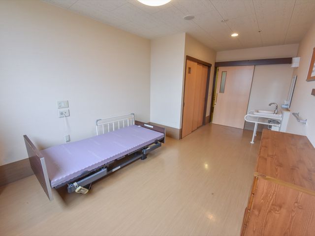 居室の広々とした空間 居室 機能的な設計の個室です。ベッドや洗面台が完備され、清潔で快適な生活が送れるよう工夫されています。