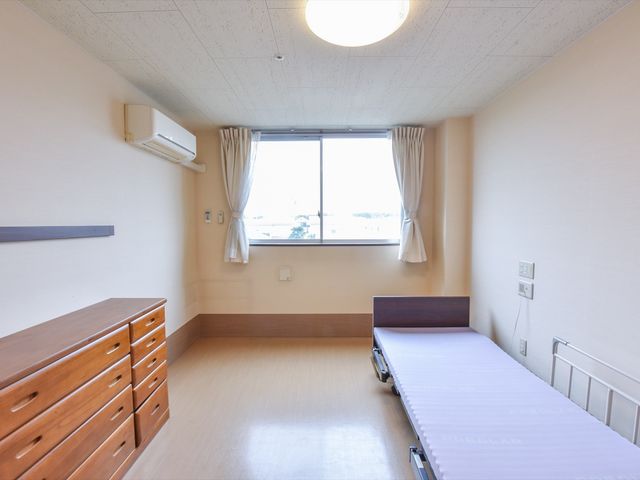 清潔感のある居室 居室 シンプルで明るい居室は、落ち着いた空間で快適な生活が送れるように設計されています。窓からの自然光が心地よいです。