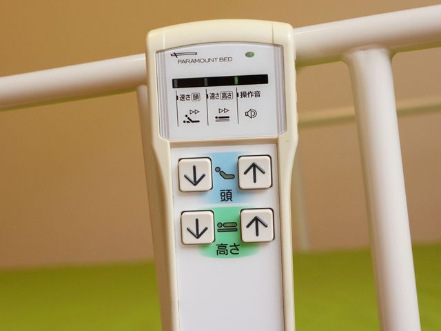 電動ベッドの操作パネル 電動ベッド  高さ調節が可能な電動ベッドは、ご入居者の快適な生活をサポートします。使い勝手を考慮した機能面も充実しています。