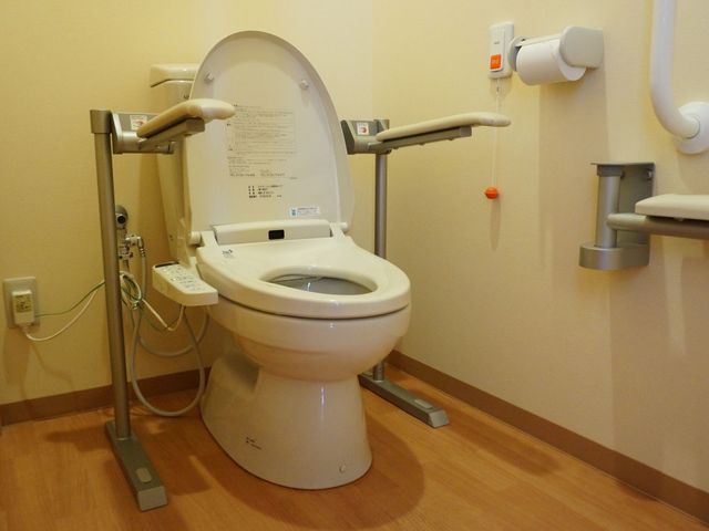 バリアフリートイレ設備 トイレ  手すり付きのトイレは、安全にご利用いただけるよう工夫されています。明るく清潔感のある環境で、毎日の快適さに配慮しています。