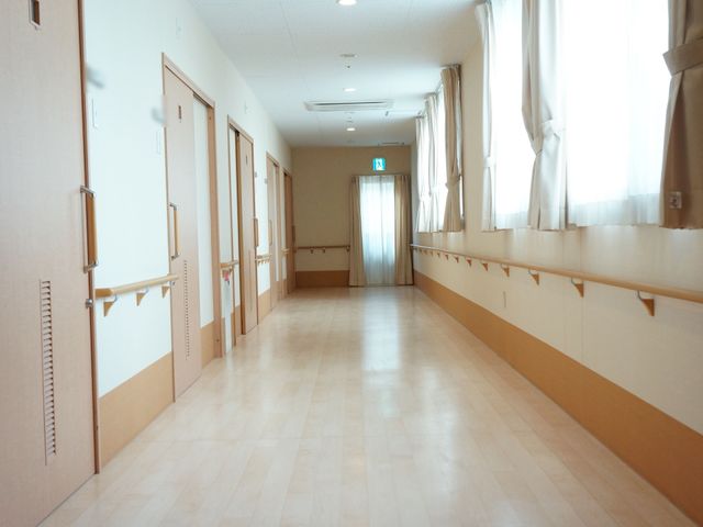 廊下の明るい様子 通路  ゆったりとした廊下は、清潔感があり明るい自然光が差し込んでいます。手すりが設置されており、歩行に不安のある方も安心してお過ごしいただけます。