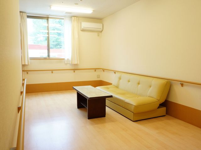 居心地の良い居室 休憩スペース  ゆったり座れるソファと広々とした空間のある部屋です。明るい採光と清潔感があり、快適な時間を過ごせるでしょう。