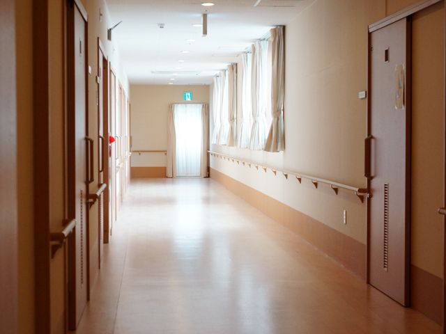 廊下の明るいイメージ 通路  広々とした廊下は清潔感に満ち、ゆったりと歩くことができる設計になっています。手すりも完備され、安心して移動が可能です。