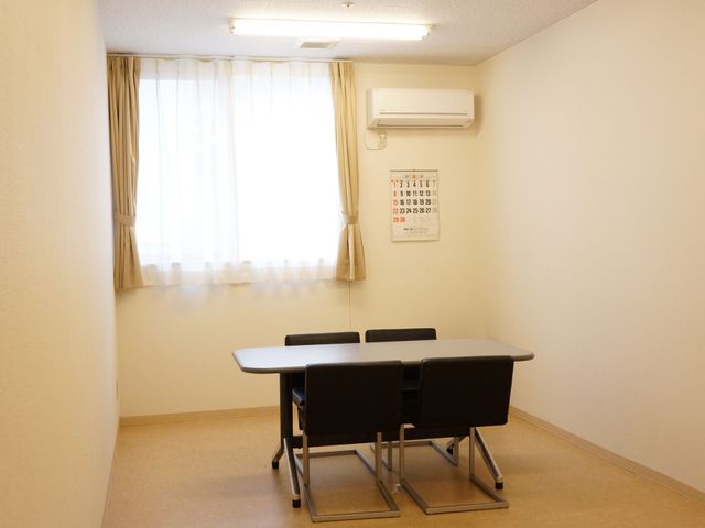 シンプルな居室内部景 談話室 ゆったりとした空間の居室です。落ち着いた色合いとシンプルな家具が、安らぎのある生活を支えます。