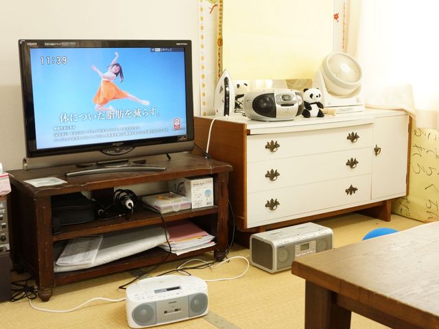 居室のテレビと家具 共有スペース 居住者のリラックススペースが確保された居室です。音楽やテレビを楽しめる備品が整っております。