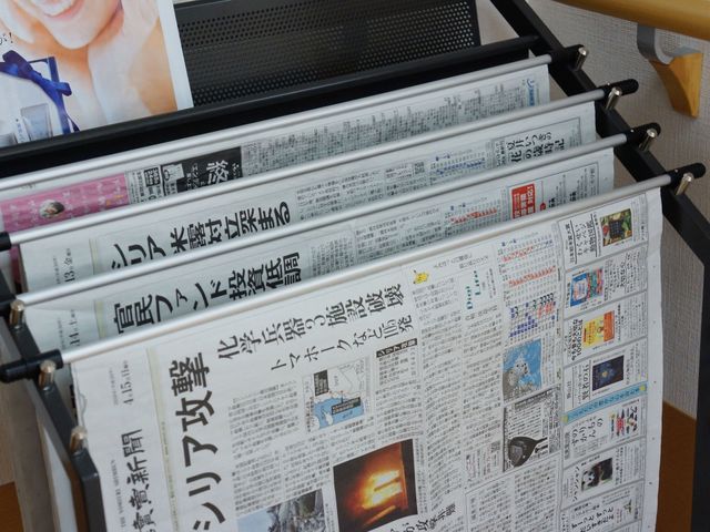 新聞掲示の様子 新聞  日々の出来事に触れられる新聞掲示があります。情報共有の場として、利用者とのコミュニケーションのきっかけになります。