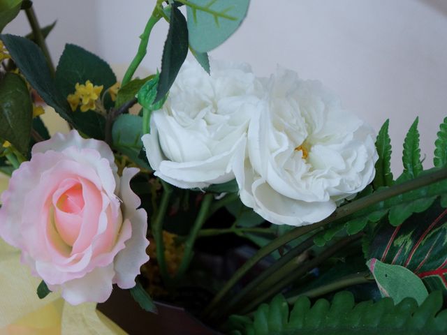 造花のアレンジメント 花  落ち着いた雰囲気のロビーに、美しい造花が飾られ、訪れる方々を癒します。温かみのある接客を心がけています。