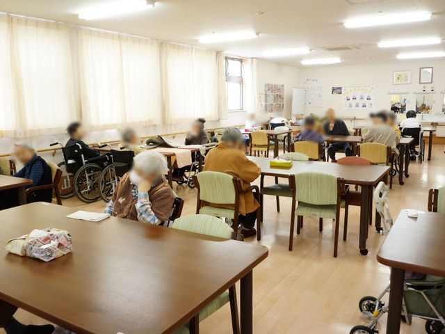 光に満ちた居室の様子 食堂  ぬくもり感じる居室で、入居者の方々が日々の生活をお楽しみになっています。快適な環境で、介護のお仕事に携わりませんか。