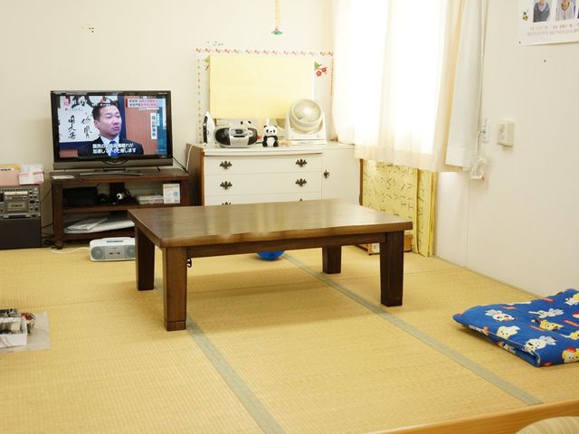 和室の居心地の良い居室 共有スペース 和室の趣きが感じられる居室です。座布団が敷かれ、日の光が差し込む窓際でリラックスできます。