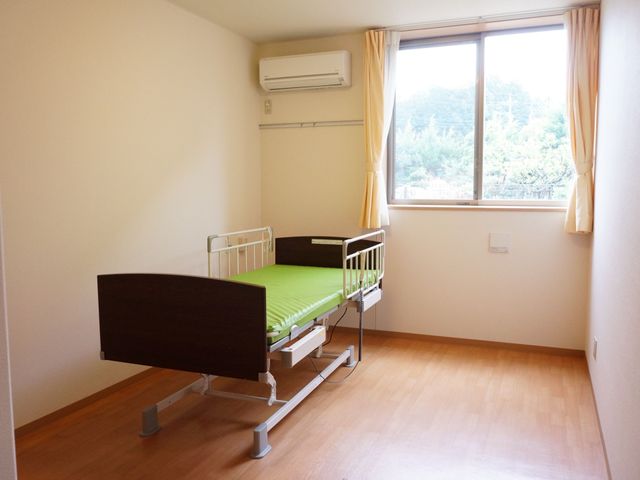 快適な個室居室 居室  ゆとりのある個室で、大きな窓から自然光が差し込みます。エアコン完備で過ごしやすい環境が整っております。