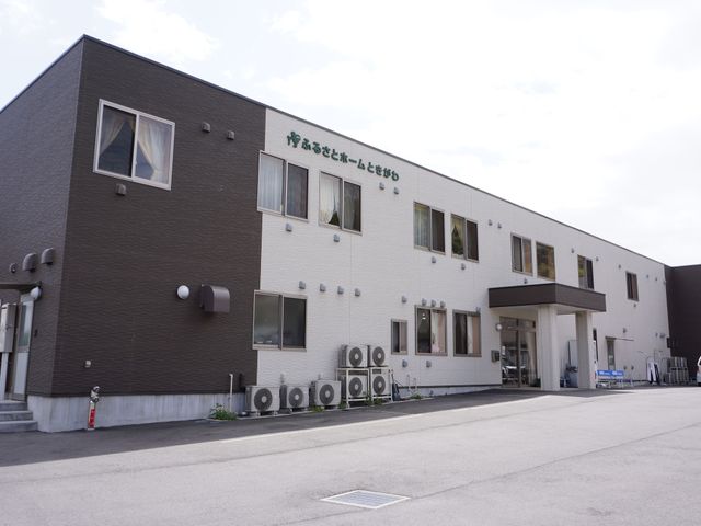 清潔感のある建物外観 外観  広々とした駐車場を有する清潔な建物です。明るく開放的な雰囲気が迎え入れてくれます。