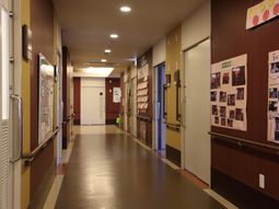 明るい施設の廊下