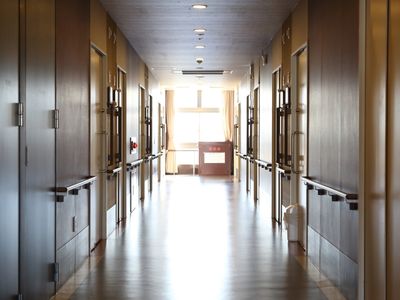 照明が明るい廊下の風景