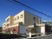 色鮮やかな建物のエントランス