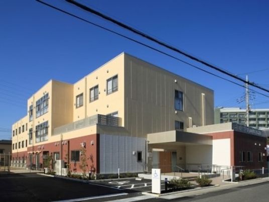 色鮮やかな建物のエントランス