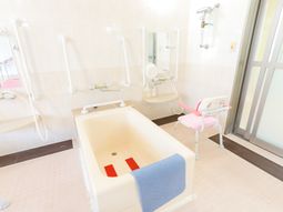 バリアフリー設計の浴室