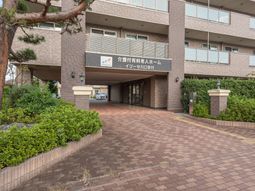 エントランスと緑豊かな庭