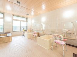 広々した明るい浴室
