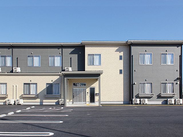 清潔感ある建物の外観 外観 広々とした駐車スペースが確保された建物です。明るく清潔な印象を受ける外観が魅力的です。