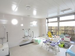 広々とした明るい浴室