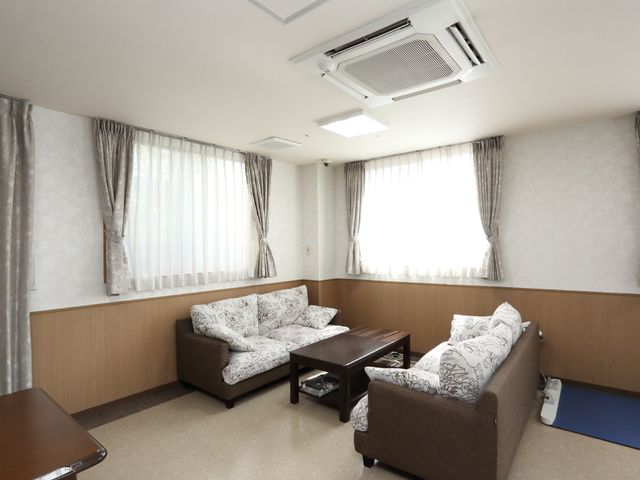 和やかな休憩室の様子 居室 明るい明りが差し込む休憩室で、ソファに座りながら穏やかな時を過ごせる空間があります。ゆったりとした造りはリラックスタイムに最適です。