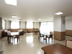 広々した共有ラウンジ空間