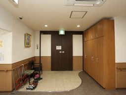 玄関ホールの清潔な空間