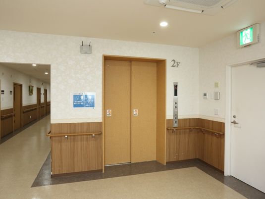 清潔な廊下とエレベーター