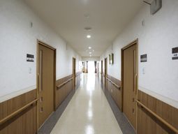 清潔で広々とした廊下
