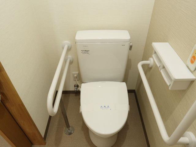 バリアフリートイレ設備 トイレ 手すり付きのトイレは、ご利用者が自立した日常生活をおくるための支援を想定しています。安全で使いやすい設計になっており、就業にあたっては重要なポイントです。