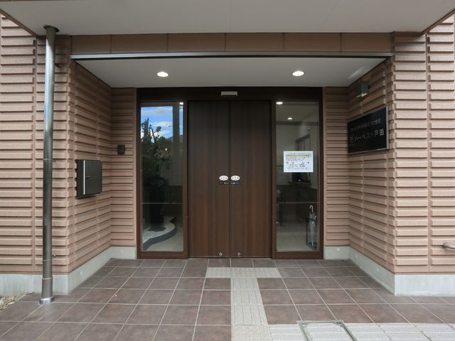 エントランスの正面ドア 外観 清潔感のあるエントランスは、出入りがしやすい自動ドアになっており、明るい印象を与えます。