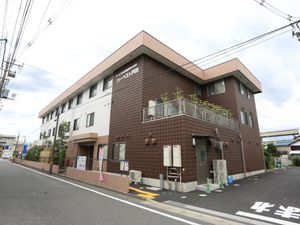茶色の建物の外観
