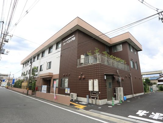 茶色の建物の外観