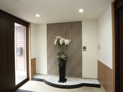 エントランスの花とインテリア