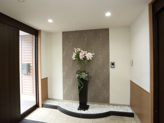 エントランスの花とインテリア