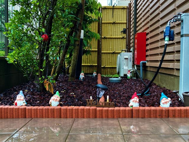 庭の小人飾りと植物 植木場 アットホームな雰囲気の庭に飾られたカラフルな小人たち。このような心和むスペースも就業先の一コマです。