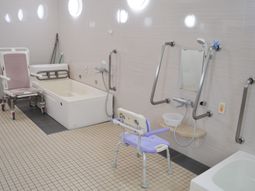 清潔感のあるバリアフリー浴室