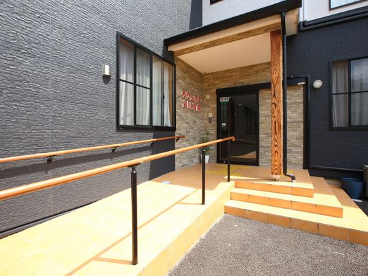 黒壁の建物のエントランス