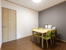 会議テーブルと椅子のある部屋